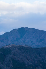 Fototapeta premium 日本 兵庫県朝来市の立雲峡テラスから見える早朝の雲海のない竹田城跡