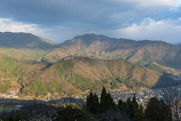 日本　兵庫県朝来市の立雲峡テラスから見える早朝の朝日に照らされた竹田城跡