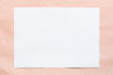 foto di sfondo con carta rosa pallido chiaro con foglio bianco verticale centrale