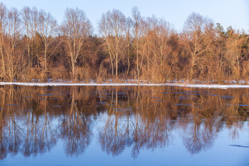 Obraz premium Early spring on the river in the sunlight. Background.