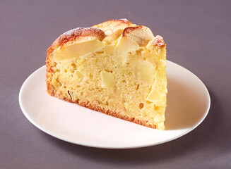 Marzipan Apfel Kuchenstück auf weissem Kuchenteller und auf grauem Fond