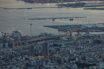 日本　兵庫県神戸市の六甲山天覧台から眺める夕暮れ時の神戸市街と港の街並みとハーバーハイウェイ