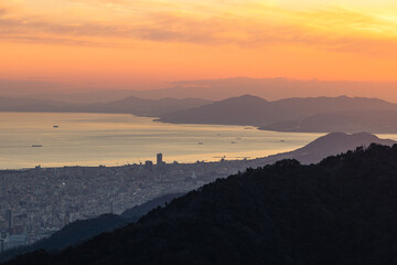 日本　兵庫県神戸市の六甲山天覧台から見えるマジックアワー時の神戸の街並みと大阪湾