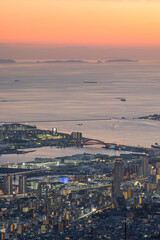 日本　兵庫県神戸市の六甲山天覧台から眺める夕神戸市街と港の夜景