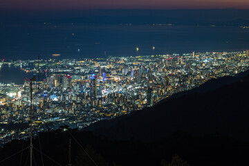 Fototapeta premium 日本 兵庫県神戸市の六甲山天覧台から眺める神戸市街地の夜景