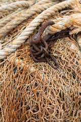 gros plan sur un ensemble de cordages, de filets de pêche et de chênes en métal. Arrière plan, fond de page et texture.