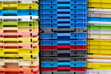 gros plan sur une pile de caisses en plastiques multicolores de pêcheurs pouvant servir d'arrière plan, de texture ou de fond de page