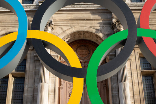 logo g&eacute;ant des anneaux des jeux olympiques 2024 organis&eacute;s par Paris install&eacute; sur le parvis de l'h&ocirc;tel de ville.	