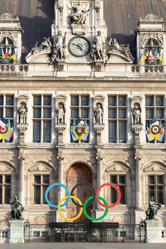 logo g&eacute;ant des anneaux des jeux olympiques 2024 organis&eacute;s par Paris install&eacute; sur le parvis de l'h&ocirc;tel de ville.	
