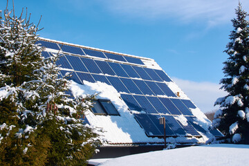 Mit Schnee bedeckte Solaranlage im Winter	