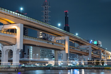 Fototapeta na wymiar 日本　兵庫県神戸市のメリケン波止場から見える神戸市街の夜景と浜手バイパス