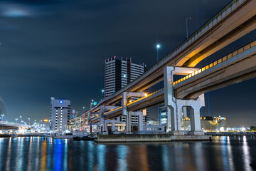 Fototapeta na wymiar 日本　兵庫県神戸市のメリケンパークから見える神戸市街の夜景と浜手バイパス