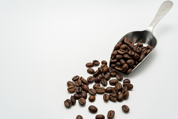 白い背景にコーヒー豆とスクープ