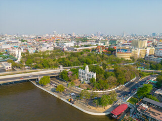 Obraz premium Aerial view city of Bangkok riverside with building and buddha temple