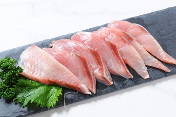 よく脂がのって美味しそうなブリの刺身