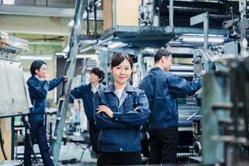 工場で笑顔で働く女性作業員