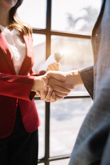 Business men and women shake hands confidently professional investor working with new startup project at an office meeting. - obrazy, fototapety, plakaty