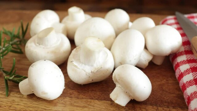 champignons de paris frais, en gros plan, sur une table en bois