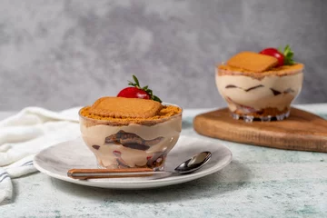 Zelfklevend Fotobehang Homemade Strawberry Custard Pudding. Biscuit and strawberry dessert. Turkish magnolia dessert in glass bowl © enezselvi