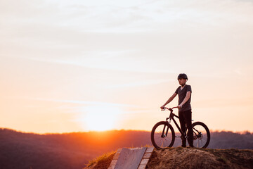 Fototapeta na wymiar silhouette of a mountain biker at sunset