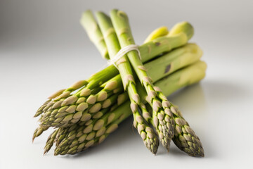 botte d'asperges verte, légumes, fond blanc