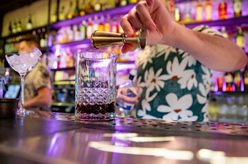 man hand bartender making cocktail in glass on the bar counter