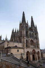 Fototapeta na wymiar Paisaje de la catedral de Burgos vista de la entrada principal desde el mirador de la plaza bajo un cielo nublado.