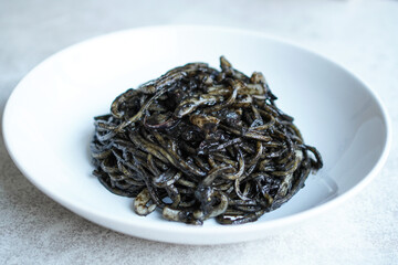 イカ墨パスタ　イカスミのスパゲティ	
