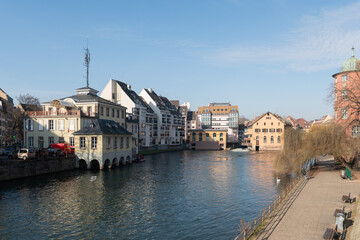 Fototapeta premium houses on the canal in winter