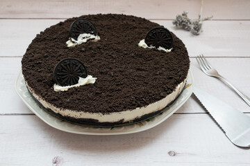 Creamy cheesecake with chocolate chip cookies on a table