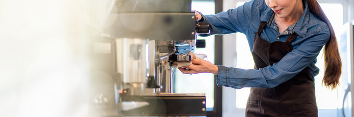 Obraz premium Web Banner The coffee shop lady is preparing the equipment for the opening of the shop to serve coffee drinks to customers with standard service, cleanliness and international taste.