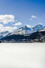 Fototapeta premium St. Moritz, St. Moritzersee, Oberengadin, Alpen, Corviglia, Piz Nair, Piz Julier, Winter, Wintersport, Winterwanderung, Stazerwald, Graubünden, Schweiz 