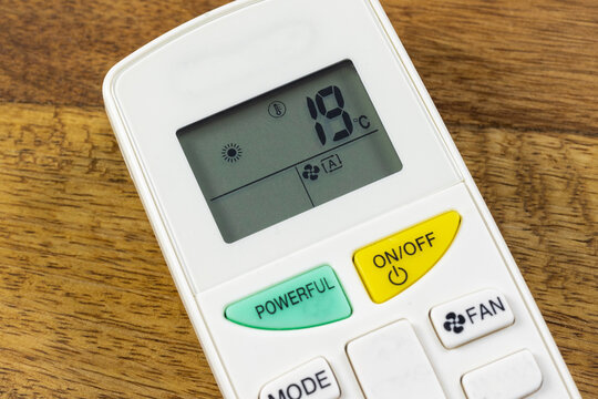 t&eacute;l&eacute;commande d'une climatisation affichant 19&deg;