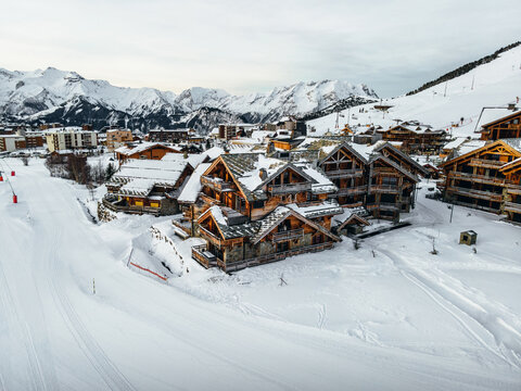 Village avec des logement en bois &agrave; la montagne, appartement &agrave; l'Alpe d'Huez, France