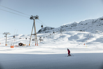 Fototapeta na wymiar Pistes de ski et montagnes de l'Alpe d'Huez, France