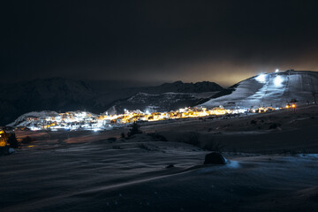 Station de l'Alpe d'Huez pendant la nuit, panorama sur les pistes
