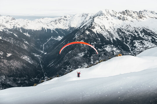 Parapente dans les montagnes de l'Alpe d'Huez, France