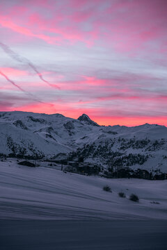 Lever de soleil sur les montagnes de l'Alpe d'Huez, France