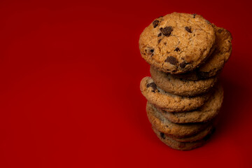 Cookies de chocolate  com fundo vermelho 