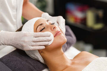Obraz na płótnie Canvas Facial Treatment At The Beauty Salon