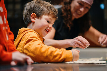 Niño haciendo una pizza