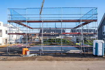 Baustelle mit Baugerüst und Kran
