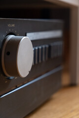 Volume e tasti di selezione delle frequenze per stereo e amplificatore e giradischi