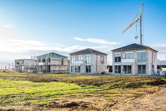 Baustelle mit Kran im Neubaugebiet
