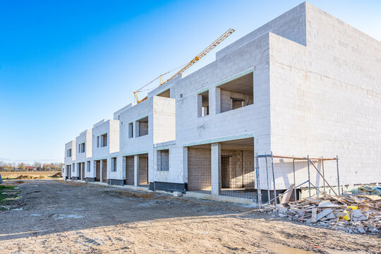 Baustelle mit Kran im Neubaugebiet