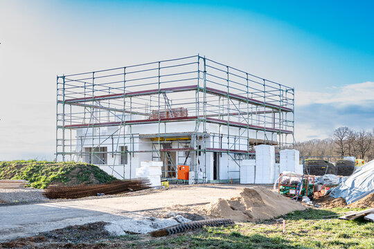 Bauger&uuml;st auf Baustelle mit Haus