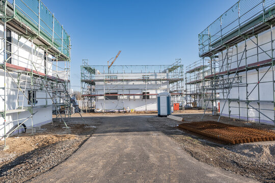 Neubau mit Ger&uuml;st auf Baustelle