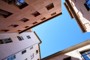 Vista nadir de edificios residenciales en la ciudad - obrazy, fototapety, plakaty