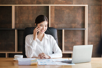 Obraz premium Smart asian Woman working in the Office .