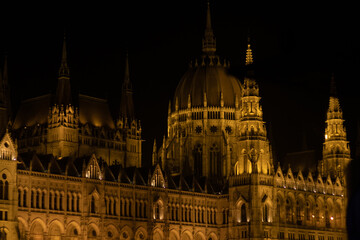Fototapeta na wymiar Bautiful Parliament Building in Budapest